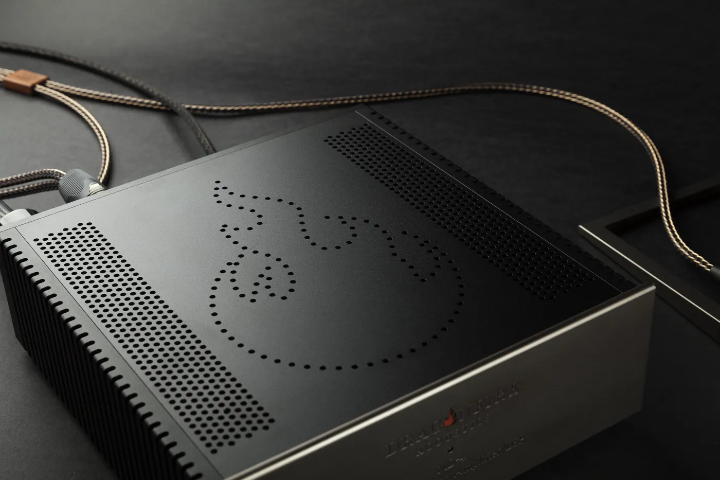 MD-4 amplifier top panel with perforated flame